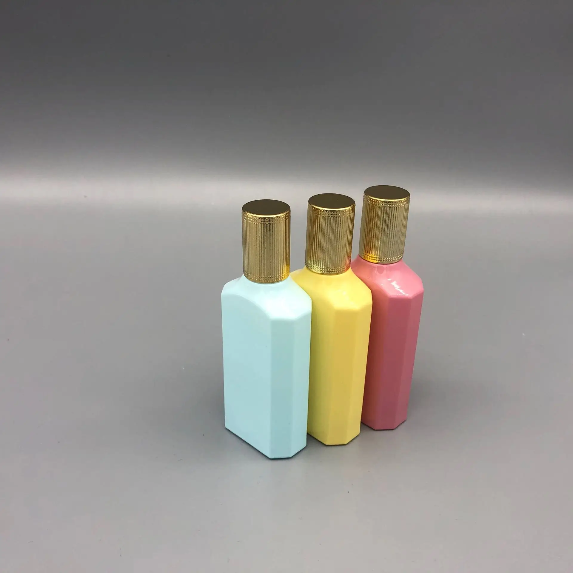 1pcs 6 Color Metal Covers Glass Tank 30ml Perfume Bottle Aluminum Nozzle Spray Refillable Bottle Parfum Cosmetic Glass Container