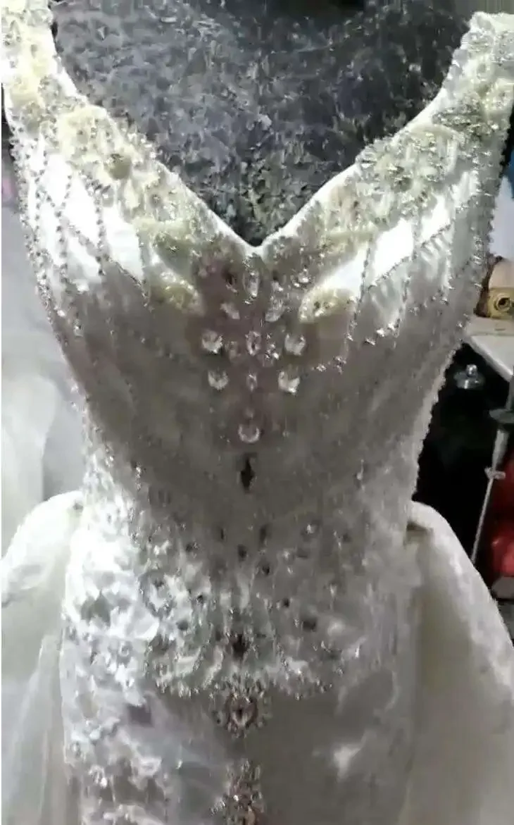 Vestido de novia de sirena blanco con cuello en V, cola de barrido de lentejuelas de cristal de encaje 3d con cuentas africanas brillantes de lujo personalizado, tren desmontable