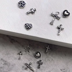 Mini Cruz de aleación de 20 piezas para decoración de uñas, abalorio 3D de cromo pequeño, corazón de plata antigua, joyería de diseño Punk, accesorios para uñas