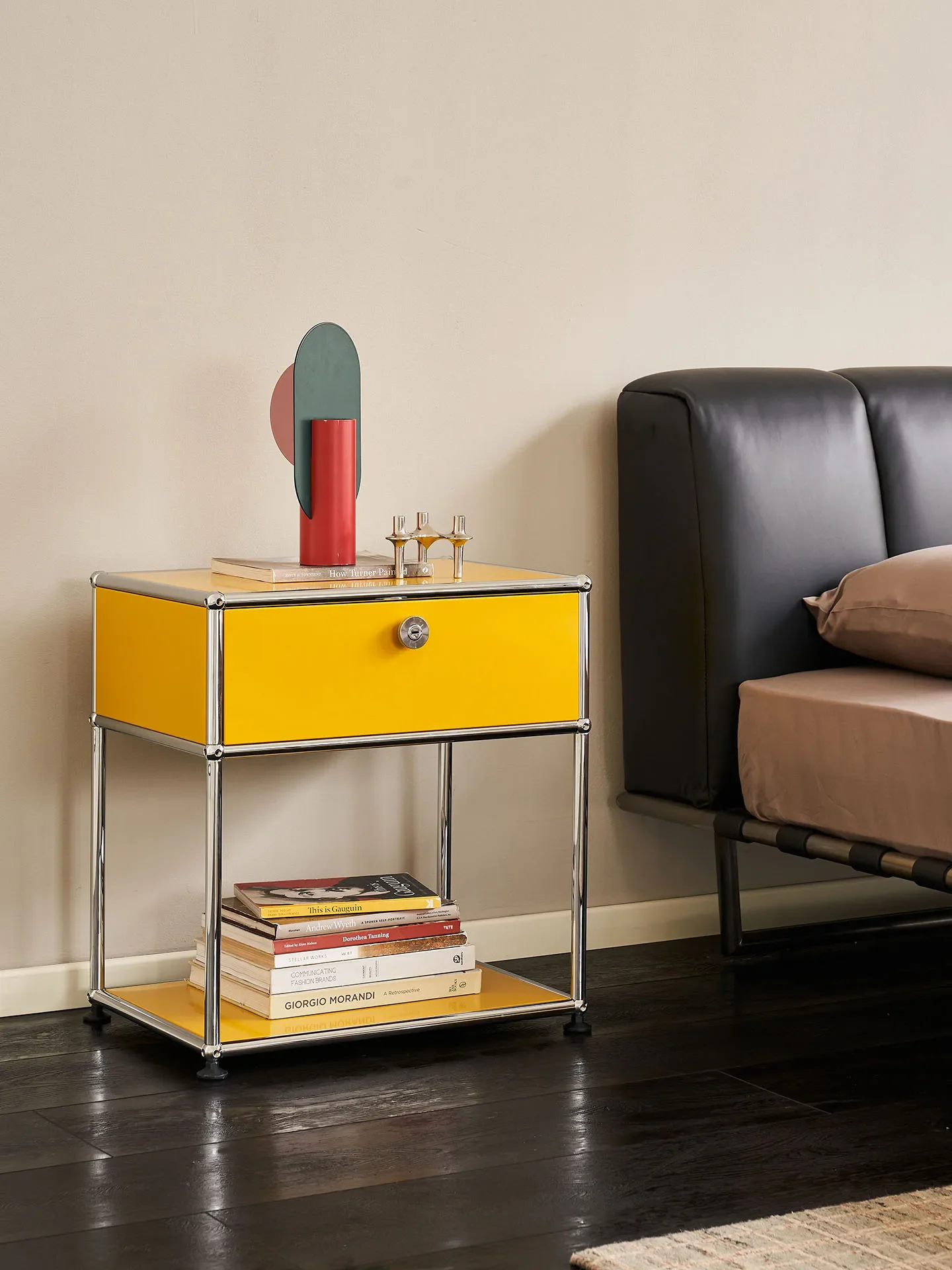 Comodino versatile per camera da letto minimalista