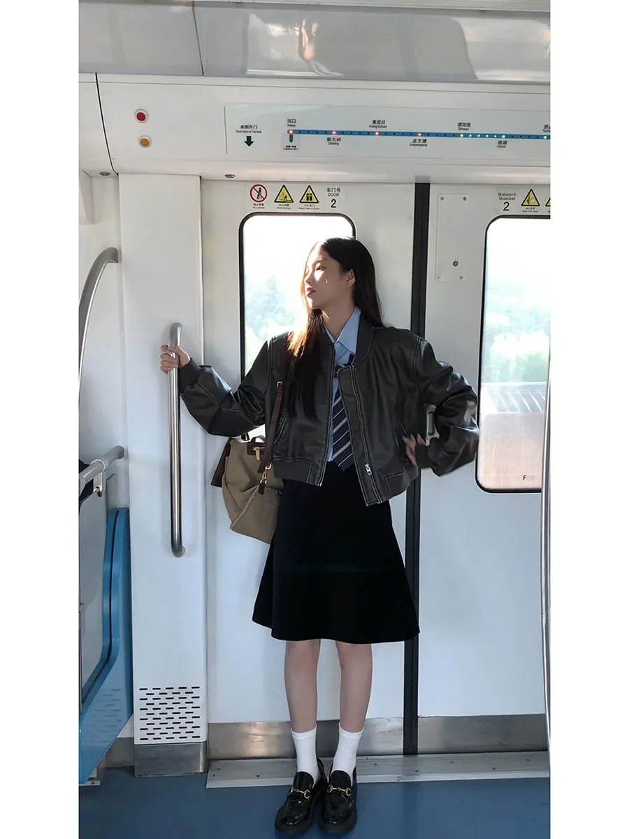 جاكيت جلدي قصير أحمر للنساء بتصميم عصري لخريف 2025، معطف بلون القهوة بطراز الدراجات النارية