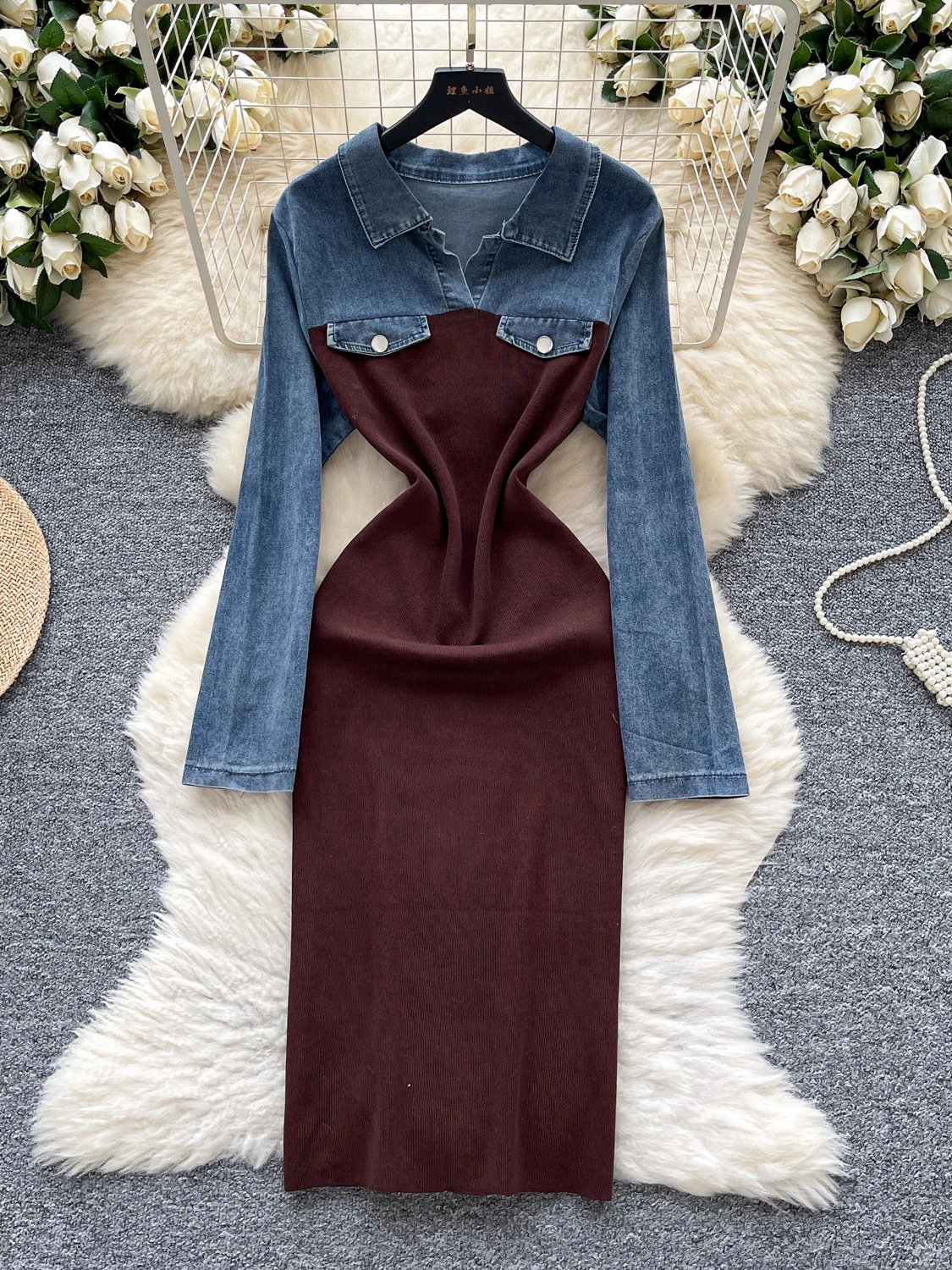 فستان محبوك بأكمام طويلة بتصميم أنيق وجريء للنساء، فستان خريفي طويل بياقة مقلوبة وتطريز دينيم، يمنح مظهراً نحيفاً وجميلاً