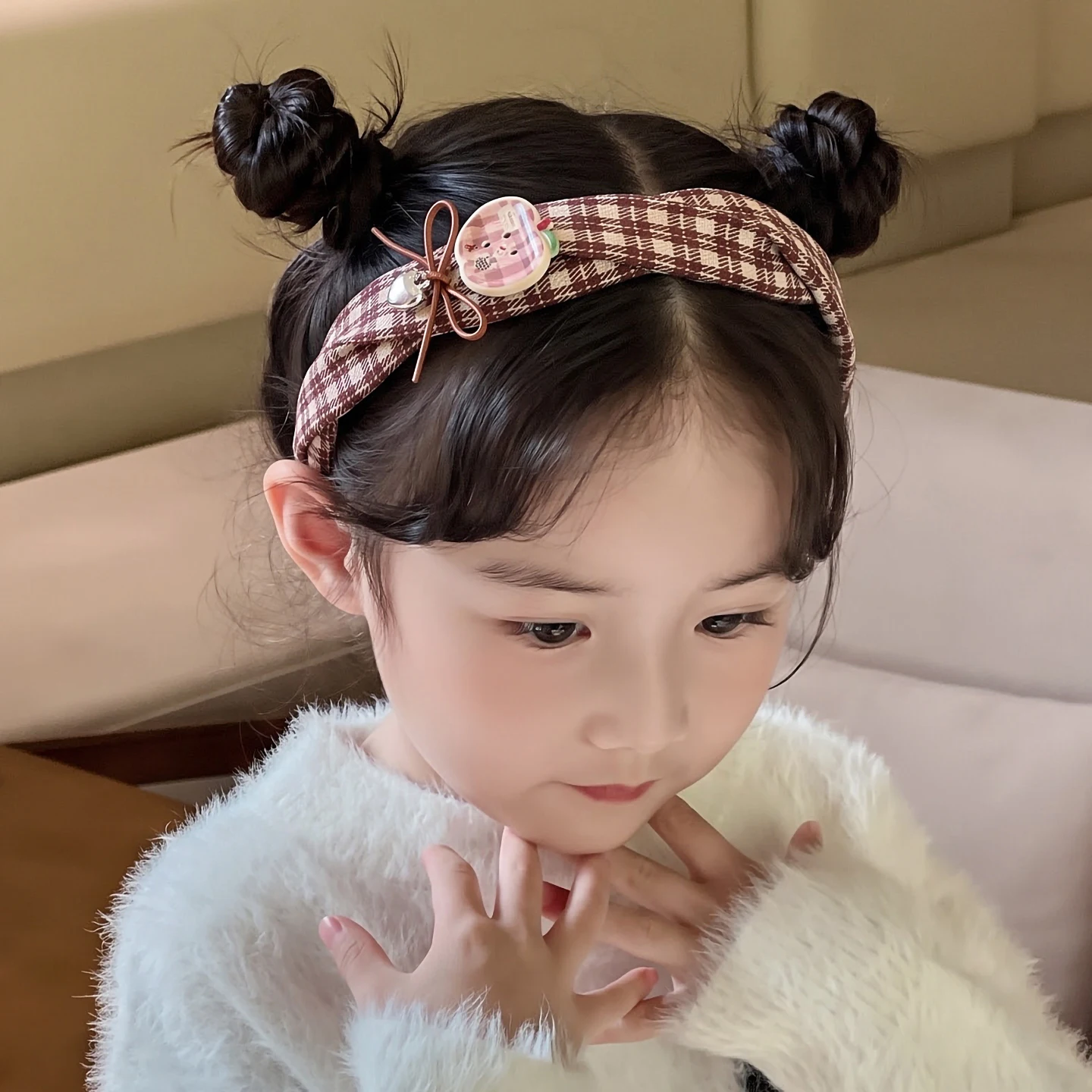 Koreanisches kariertes, verdrehtes Kinder-Haarband, süßer Cartoon-Harzschmuck, Schleifen-Herzanhänger, Mädchen-Haarreif, rutschfeste Kinder-Haaraccessoires – Detail 9