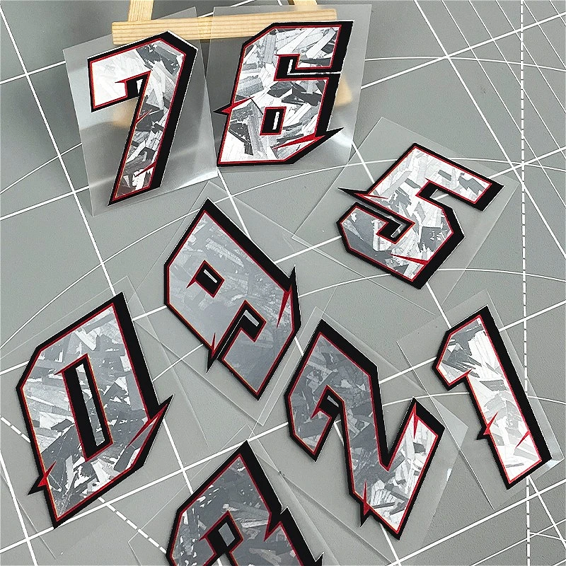 

1 шт., серебряное углеродное волокно, арабские цифры, наклейка на мотоцикл, водонепроницаемая для мотоциклетного шлема, топливный бак, скутера, виниловые наклейки для тела