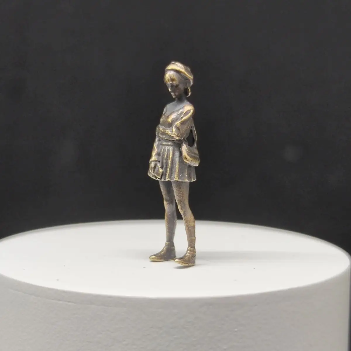 Brass Paintable 1/64 Scale Figurine Small Scale Miniature Modern Student Pure Beauty Car Model