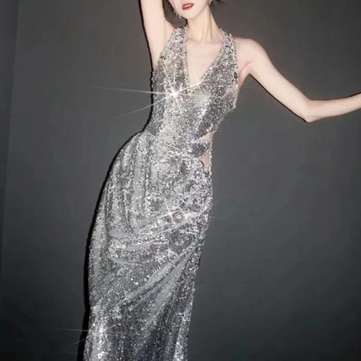 KWTX エレガントでセクシーなホルターネックカットアウトスパンコールボディコンドレス 2025 春夏パーティーイブニングガウン ライトラグジュアリーデザイン