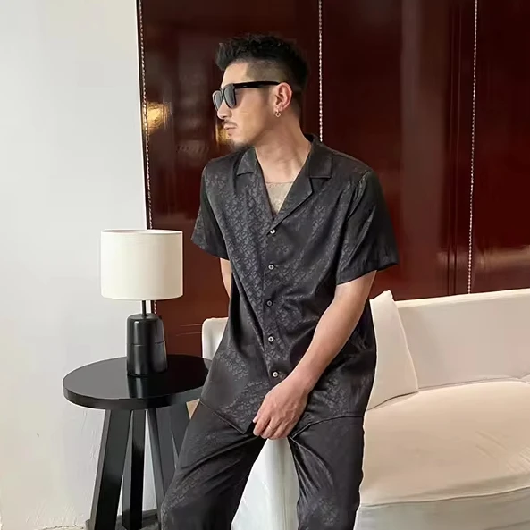 

Wholesale Luxury Custom Letters Print High Quality Satin Silk Short-sleeved Trousers 2 Piece Set Pajama for Men