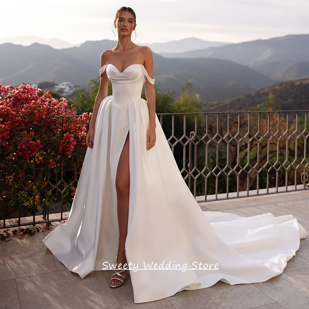 Maßgeschneidertes Satin-Brautkleid, schulterfrei, herzförmiger Ausschnitt, geraffter Hofsaum, hoher Schlitz, A-Linie, Brautkleid