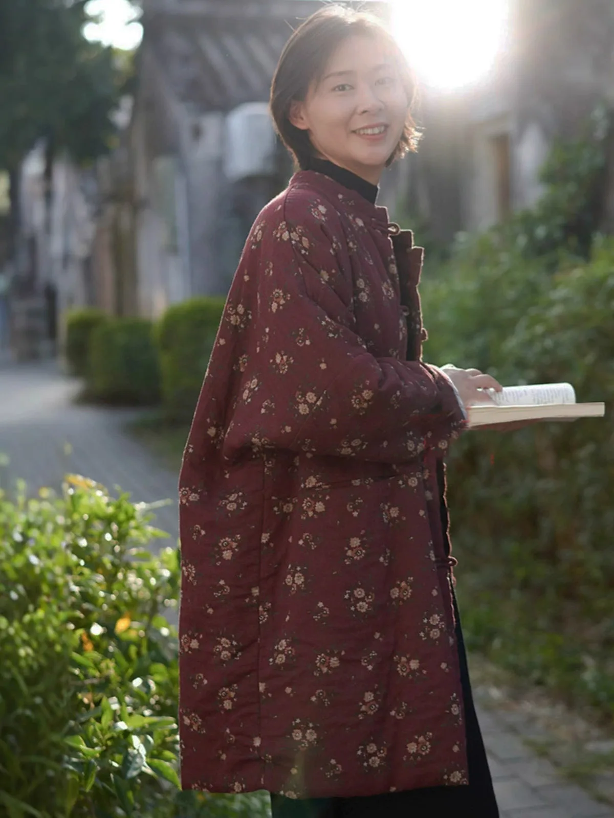 سترة نسائية فضفاضة من القطن الخالص للخريف والشتاء بأزرار سفلية بطباعة صينية عتيقة معطف متوسط الطول مبطن رفيع مع جيوب