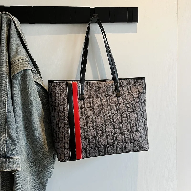 

Женская винтажная замшевая сумка на плечо для офисных прогулок с мягкой замшевой меховой отделкой, металлической фурнитурой, вместительными отделениями