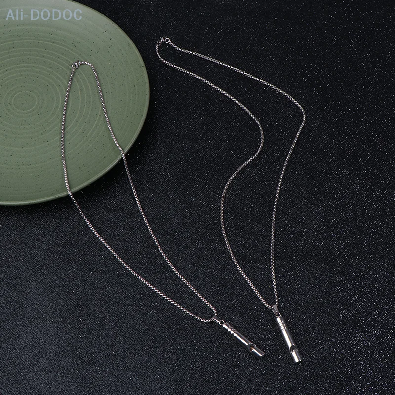 Collier porte-clés portable avec sifflet d'urgence, porte-clés fort, survie d'urgence, randonnée en plein air, camping