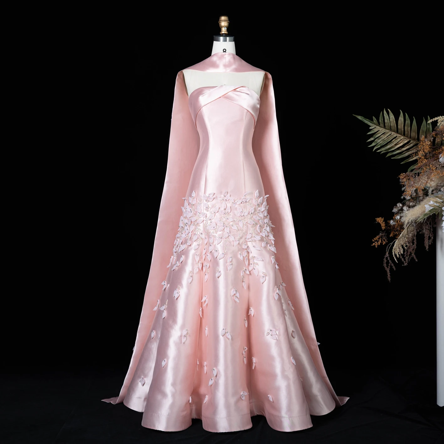 Sharon Said Luxuriöses 3D-Blätter-Abendkleid in Blush Pink aus Satin mit Meerjungfrauen-Cape, Dubai Arabisches Hochzeits- und Abschlussballkleid SS463 Maßanfertigung – Detail 11