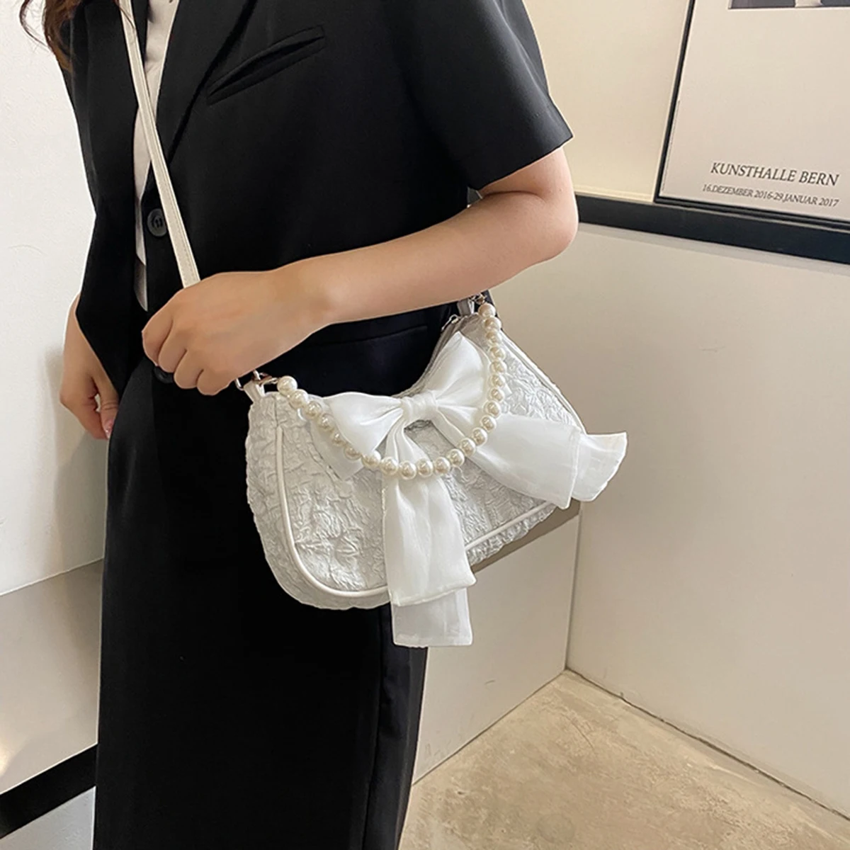 White folds pop retro bow bag Female Pearl handle New fashion pearl armpit shoulder crossbody bag 1 outfit view 3