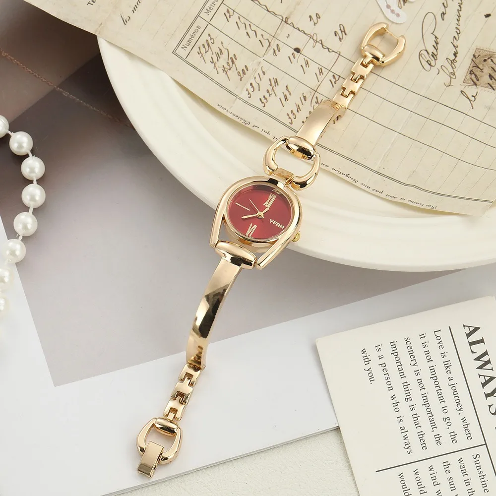 Vintage Round Bracelet Watch Elegant Button Design Quartz Watch Gift Metal Ladies Watch Women