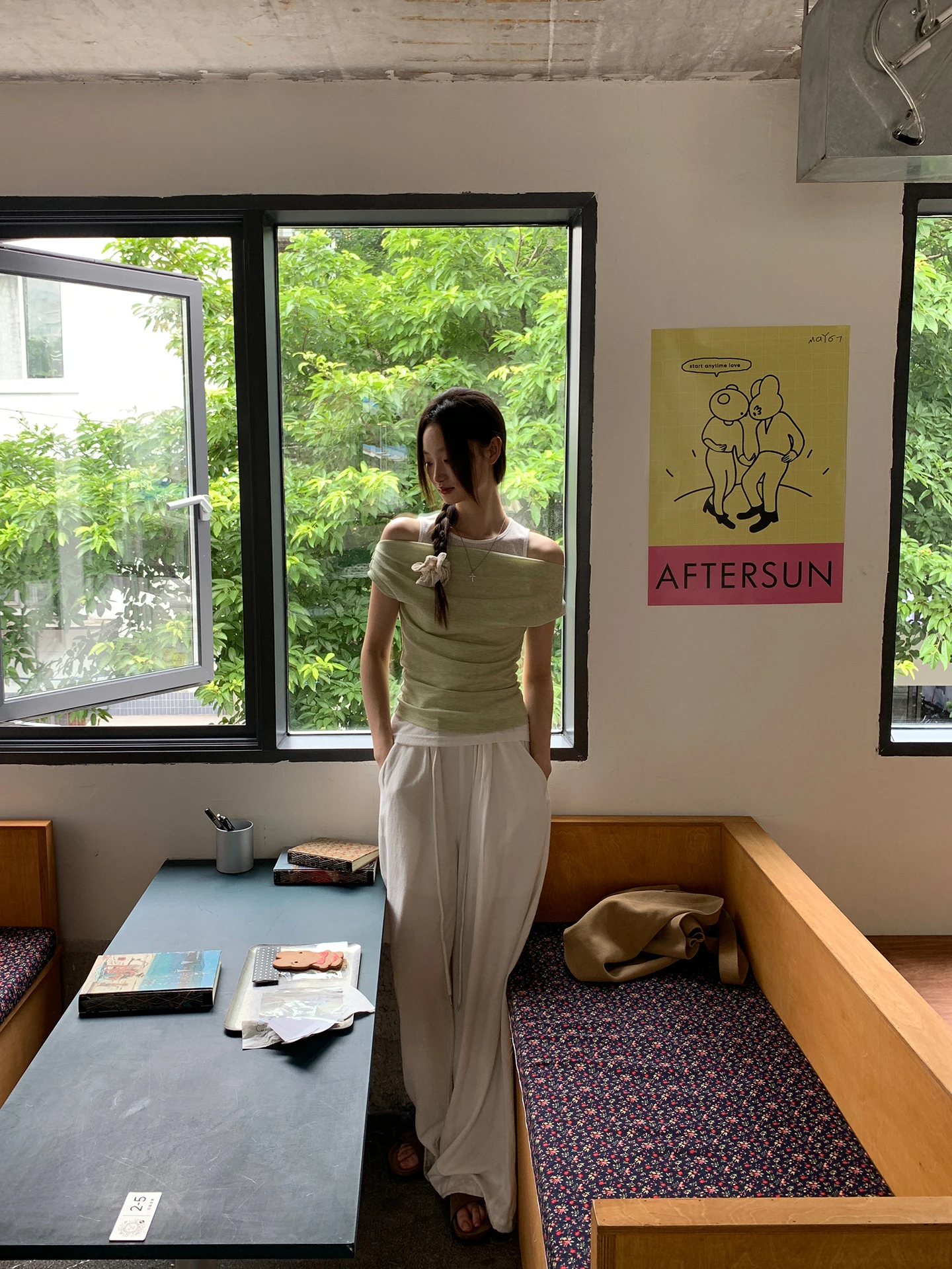 تي شيرت نسائي أحمر بأكمام قصيرة وكتف مكشوف بأسلوب ناضج خفيف، إصدار جديد للصيف، ملابس كاجوال أنيقة للسيدات #1