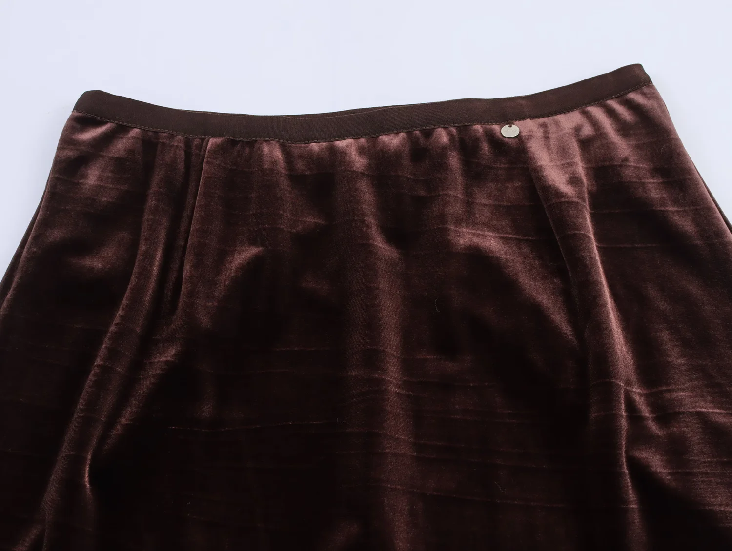 กระโปรงกำมะหยี่ผู้หญิง KONDALA ดีไซน์หรูหรา เอวยางยืด ชายกระโปรงระบาย กระโปรงยาวปานกลาง แฟชั่นฤดูใบไม้ร่วง-ฤดูหนาว 2025 สไตล์ลำลอง โรแมนติก