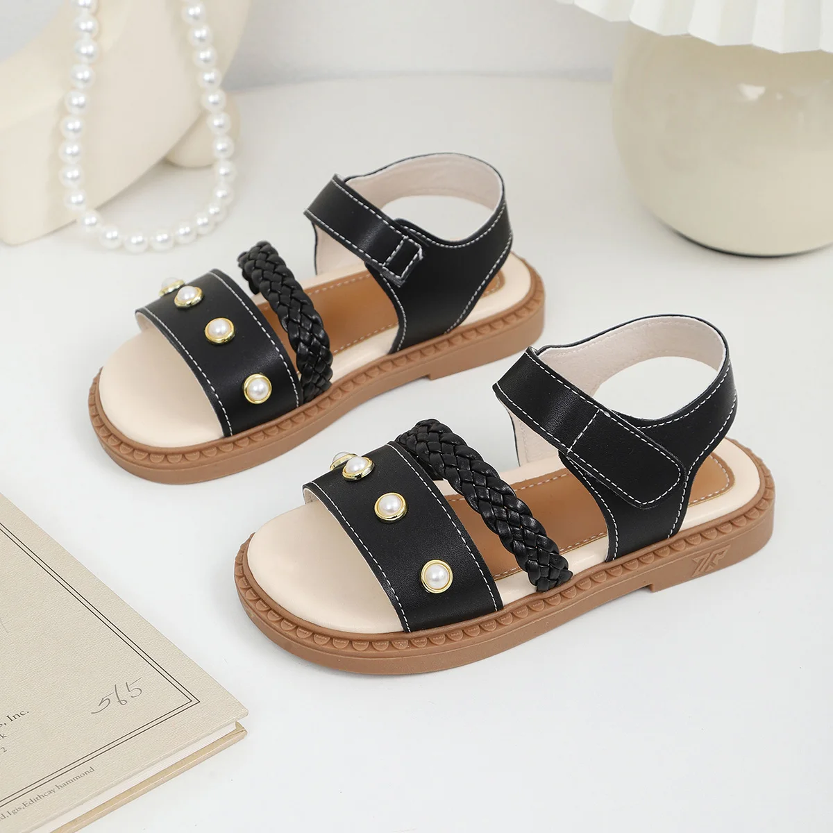 Little Girls Soft Leather Sandals 2026 New Summer Kids Shiny Beaded Beach Shoes Non-slip Trendy Classic School Barefoot Shoes