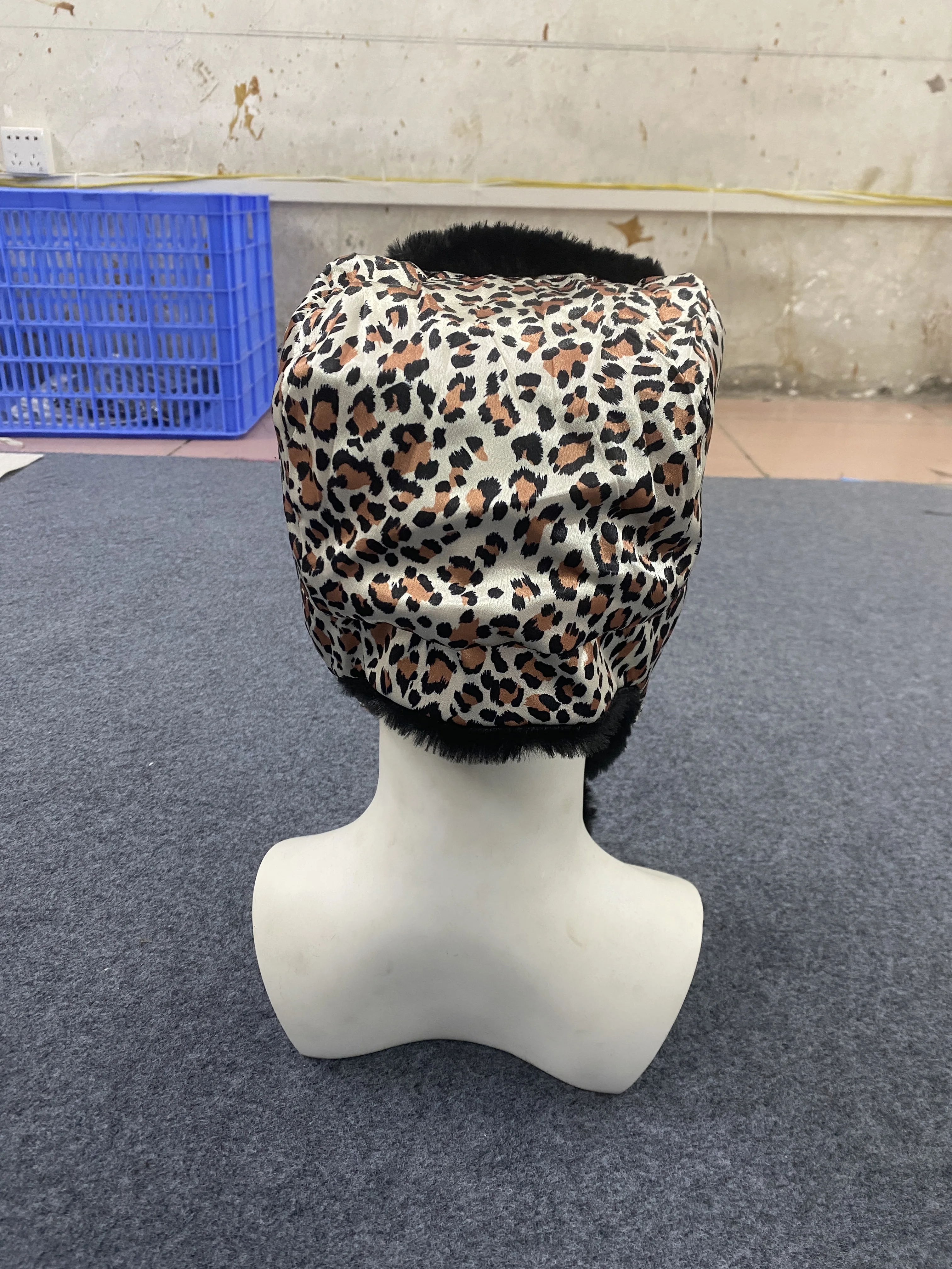 

Autumn and Winter New Cross Hot Diamond Hip Hop Personalized Punk Style Cute Warm Lei Feng Hat Hairy Ball