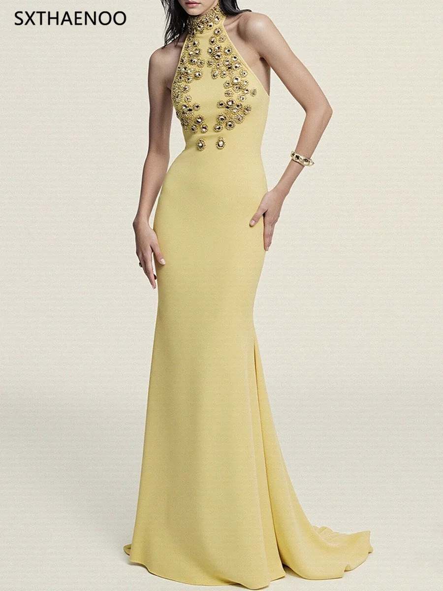 เดรสยาวหรูหราประดับลูกปัดทรงเข้ารูปสำหรับผู้หญิง สายคล้องคอ เปิดหลัง ทรงเสื้อคลุม ดีไซน์เรียบหรู รุ่นปี 2025