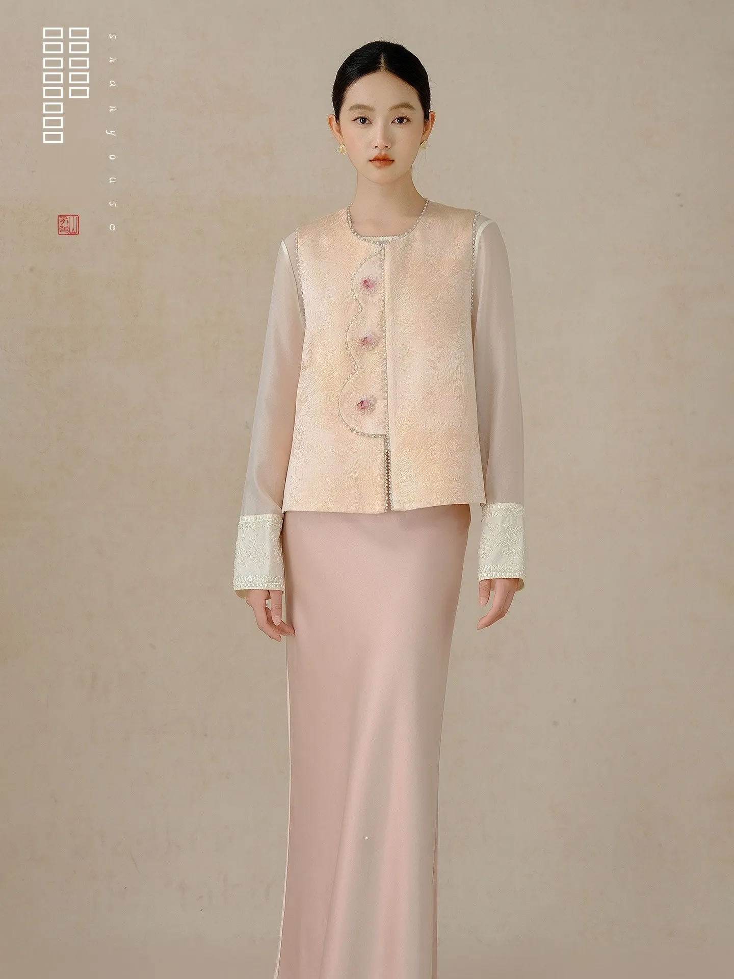 

Новый китайский традиционный костюм Тан: модный и удобный женский жилет свободного кроя с круглым вырезом и длинными рукавами.