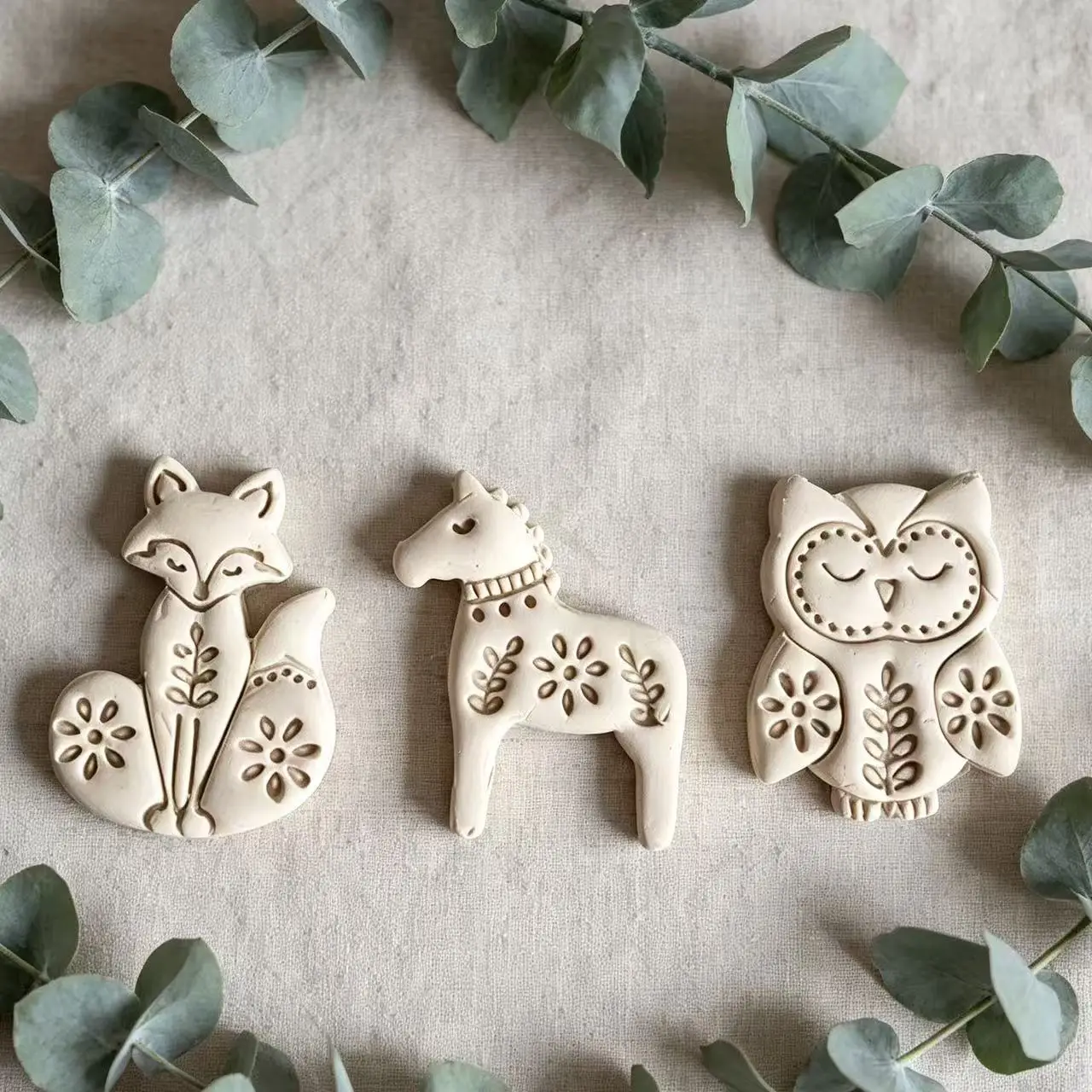 3 Stück Kunsthandwerkliche Schmuckformen aus Polymer-Ton mit aufgedruckten Motiven, darunter Fuchs-, Eulen- und Pony-Formen, handgefertigte Ohrringe aus weichem Ton. – Detail 2