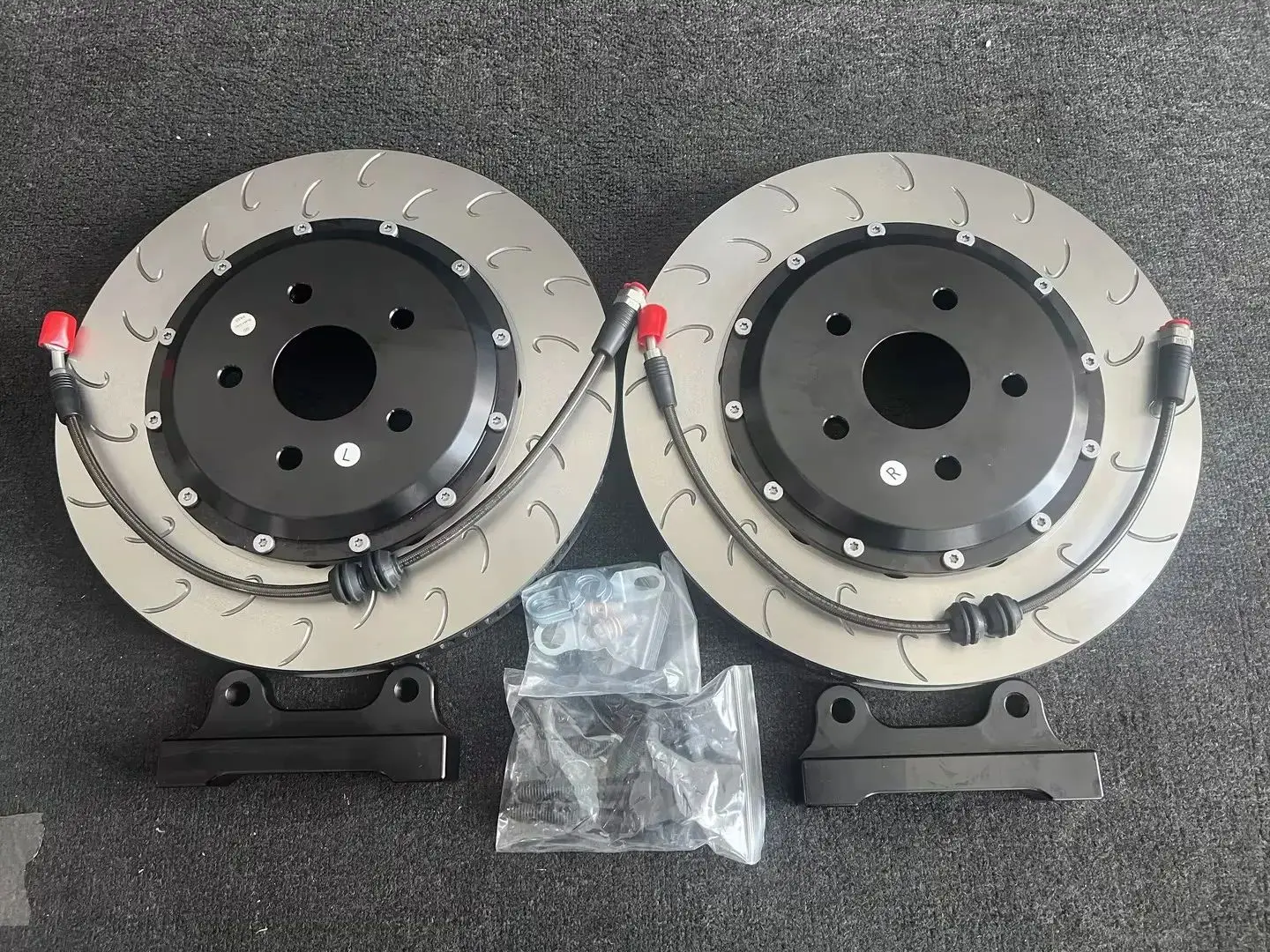 

Тормозные диски Dicase, разработанные на заказ, для передних и задних колес, с тормозными колодками гоночного класса, для Mustang GT350 2020 года.