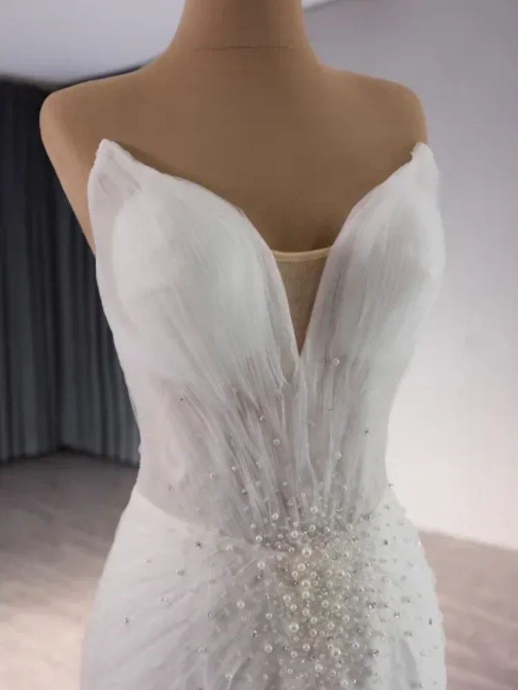 2025 Vestido de novia personalizado para mujer, diseño sin tirantes en V profundo, falda en forma de cola de pez con lentejuelas y perlas y pliegues en capas
