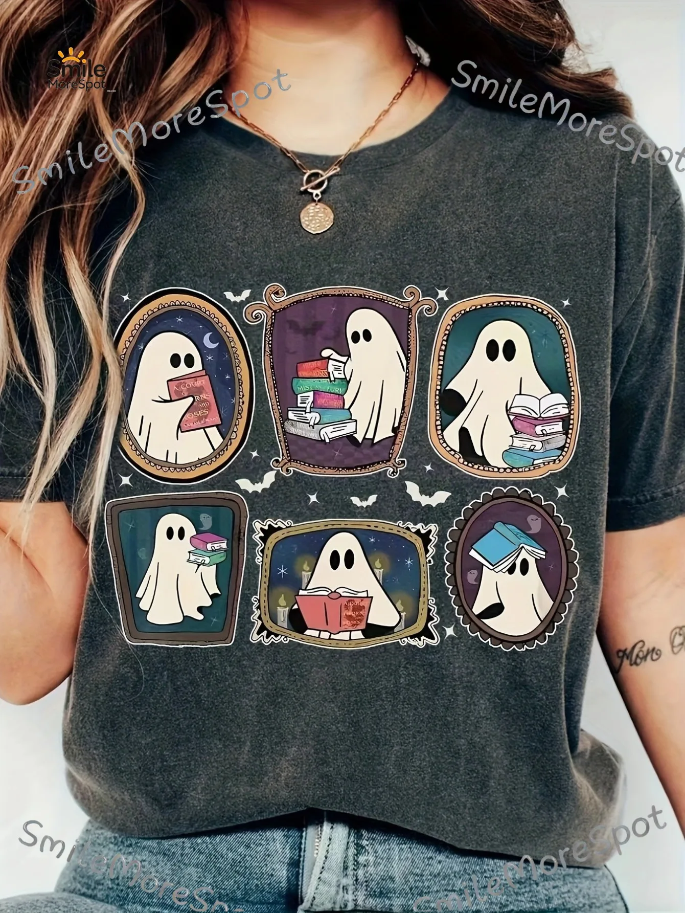 Women's Retro Portrait Frame Book Ghost Short-sleeved T-shirt, Cute Horror Reading Ghost Collage Print Soft Breathable Crew Neck Top, Perfect for Halloween Bookstore Trips and Daily Chores, The Perfect Gift for Lovers of Cute Halloween-style Books