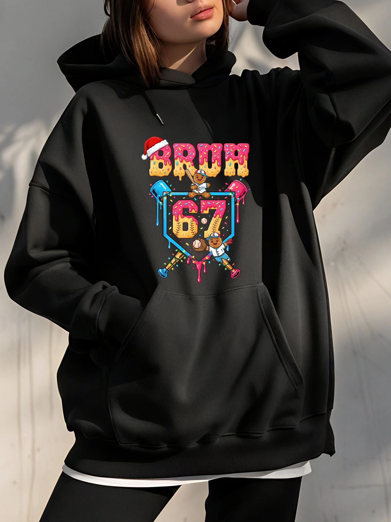 カジュアルウェア向けの、お祭り気分を盛り上げるクマデザインの67グラフィックフーディー