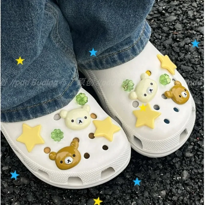 Zapatos con agujeros Rilakkuma para verano, accesorios DIY, bonito Retro Y2k, trébol de cuatro hojas de la suerte, sandalias de playa para niña, zapatos de flores, regalo con hebilla