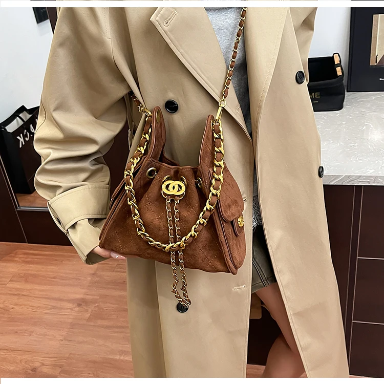 

Luxury Vintage Leather Shopper Bag with Solid Color Trendy Design for Commuter Women in Paris Fashion Elegance