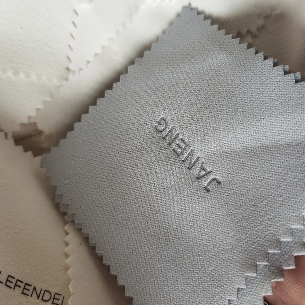 Wytłaczane LOGO 500 szt. 8*8cm Srebrne polerki w torebkach OPP, materiał z niebieskiej mikrofibry zamszowej do czyszczenia srebrnej biżuterii.
