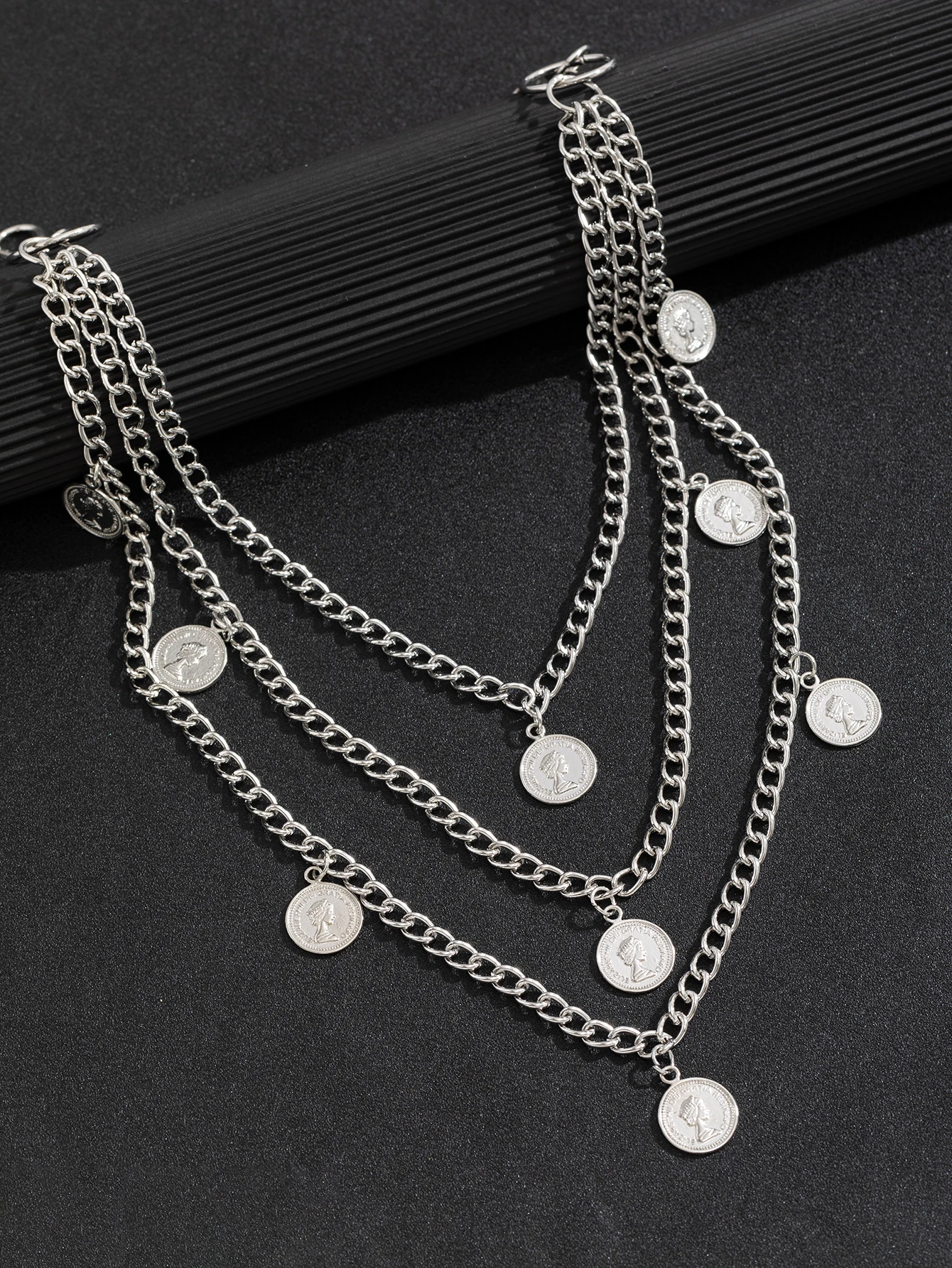 This Virgin Mary trouser chain is a suitable accessory for various occasions. It's a men's accessory, a gift for family members,
