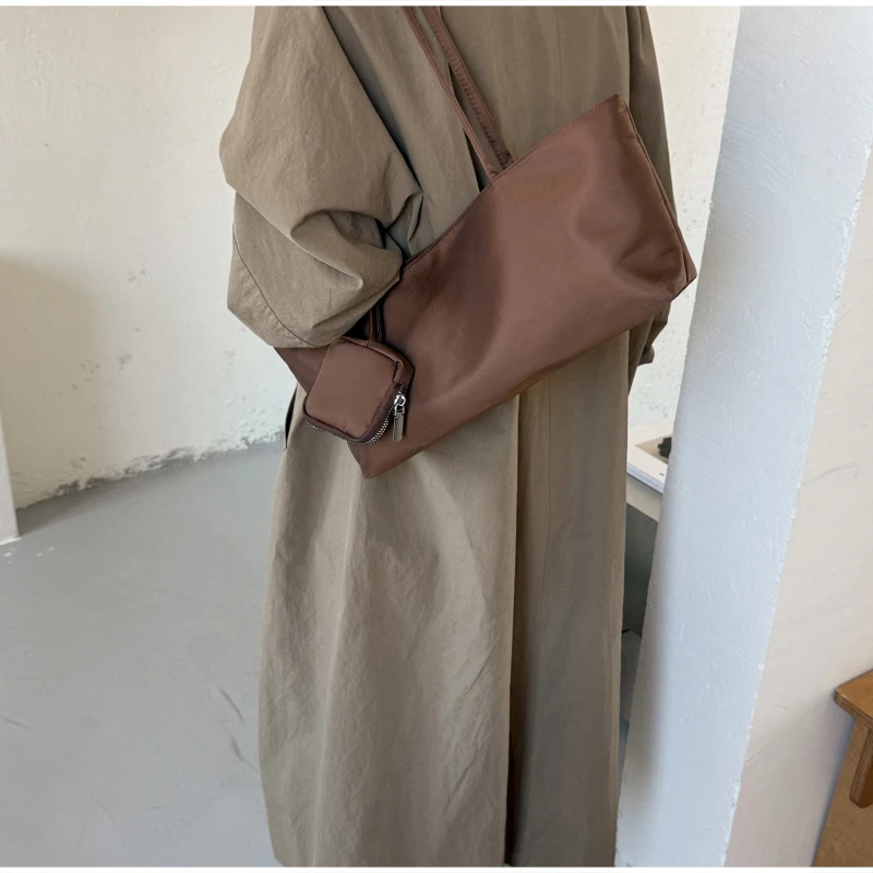 Minimalistische Nylon-Umhängetasche mit passender Handtasche, leichte, vielseitige Damen-Unterarmtasche, einfarbige Alltagstasche – Detail 20