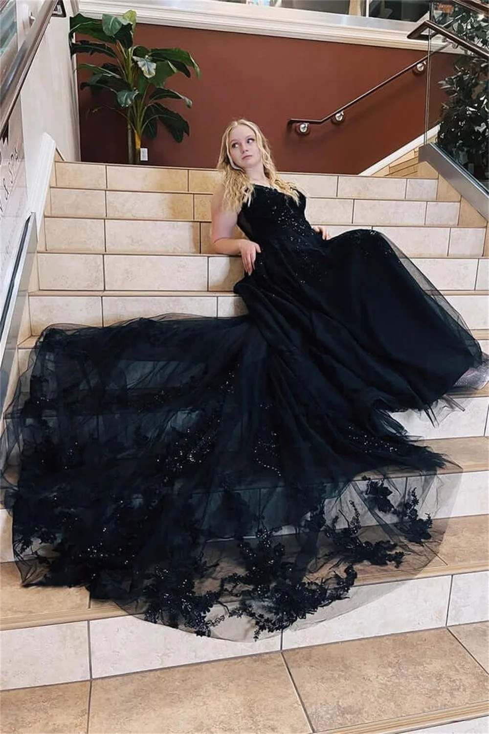 Sansa Elegant Black Tulle Sweep Tail فساتين السهرة Gothic A-line Vestidos De Noche Sexy V-neck Spaghetti Strap Prom Dresses