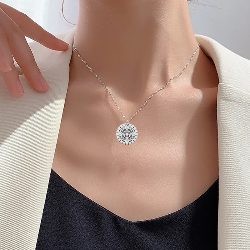 Customized Stainless Steel Sun Pattern Round Pendant Necklace, for Girls' Birthdays, Valentine's Day Gifts, Fashionable Items