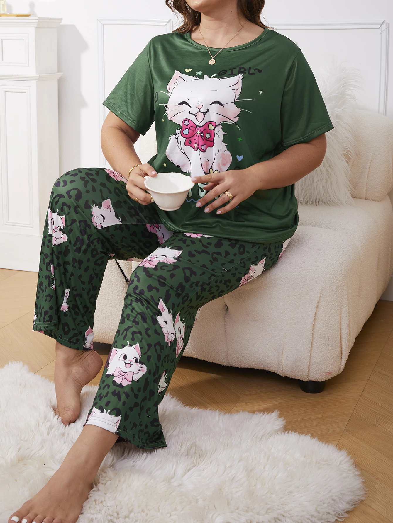 Large casual and refreshing cartoon printed short sleeved top&pants  pajamas home clothing set