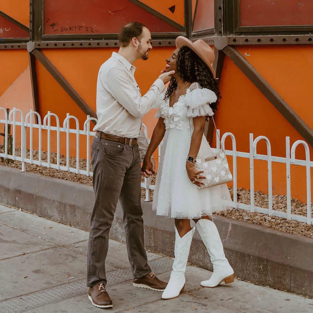 Robe de mariée en Tulle avec perles, longueur genou, décolleté en V plongeant, manches courtes plissées, dos nu, style Boho, fleurs 3D