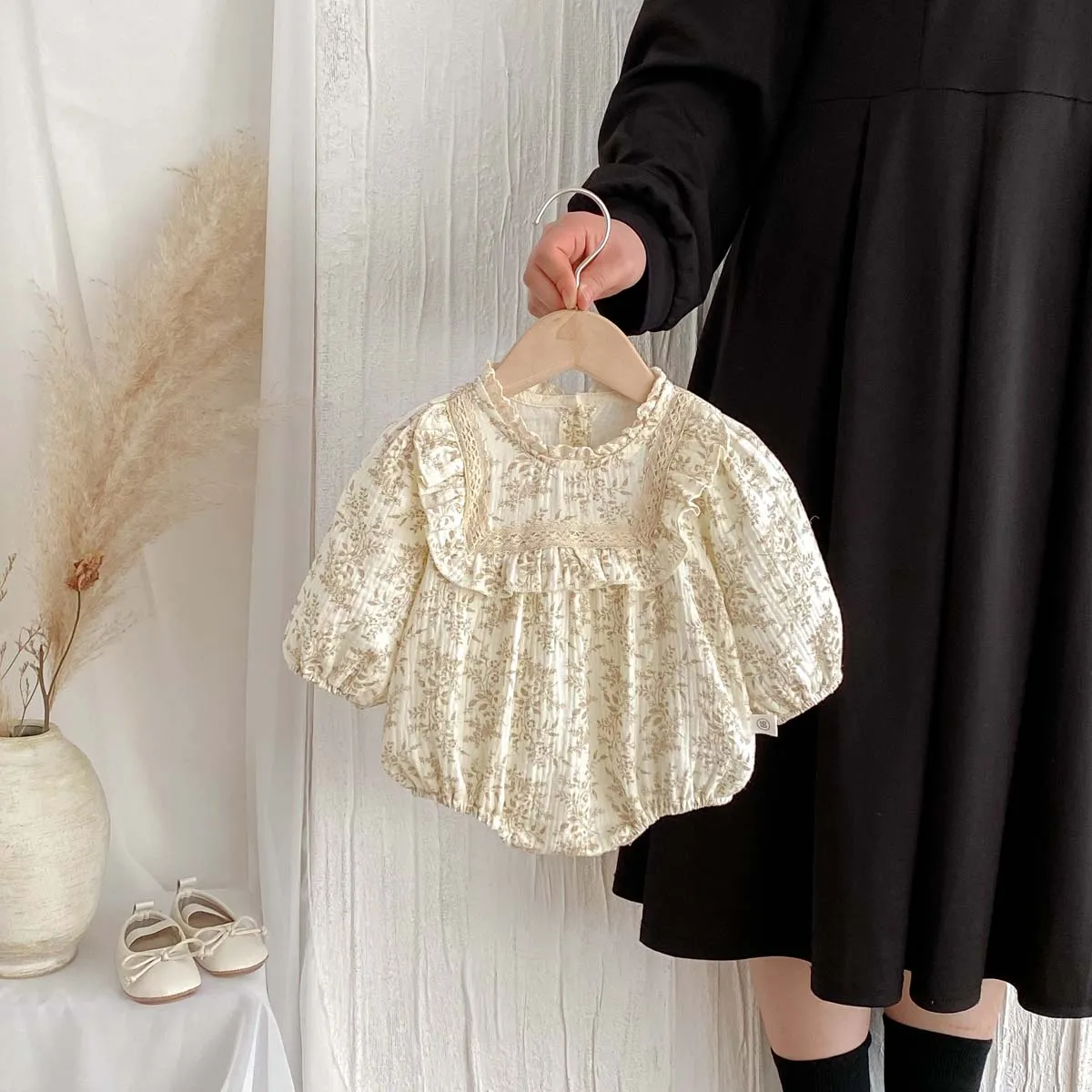 

Cotton Floral Bodysuit for Toddlers - Cute Long Sleeve Ruffle Collar Romper with Woven Texture for Spring/Fall - 95% Cotton, 5%