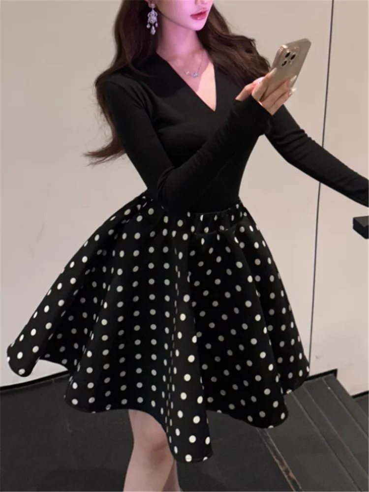 ชุดเดรสวินเทจสไตล์เฮปเบิร์นสีดำ 2 ชิ้น เสื้อยืดคอวีแขนยาวทรงเข้ารูป & กระโปรงทรงพองลายจุดเอวสูง ชุดเข้าเซ็ต 2 ชิ้น