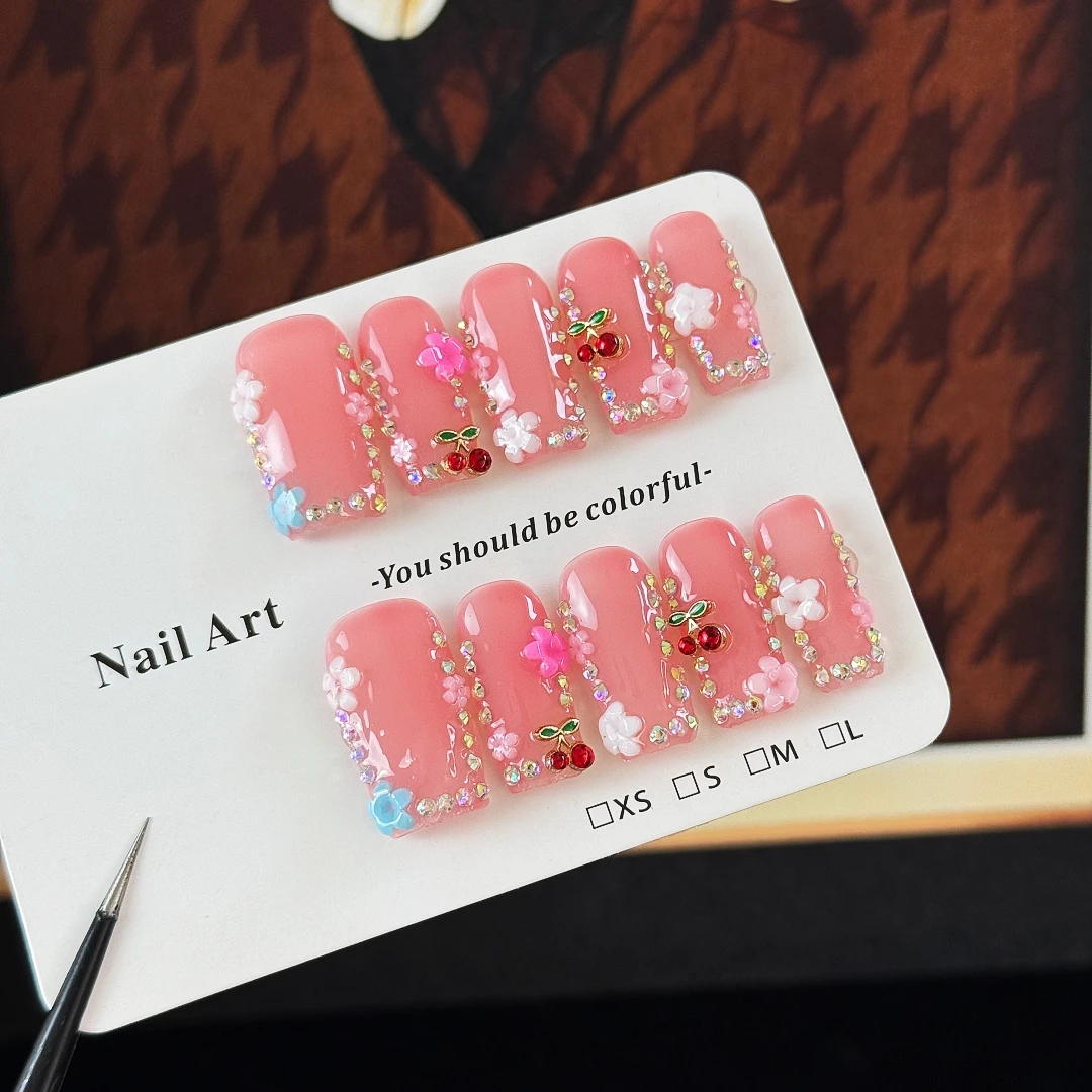 10 Stück hochwertige, elegante Kunstnägel im femininen Stil, mit handbemalten Blumen, kleinen Kirschen und glitzernden Diamanten, handgefertigt. – Detail 6