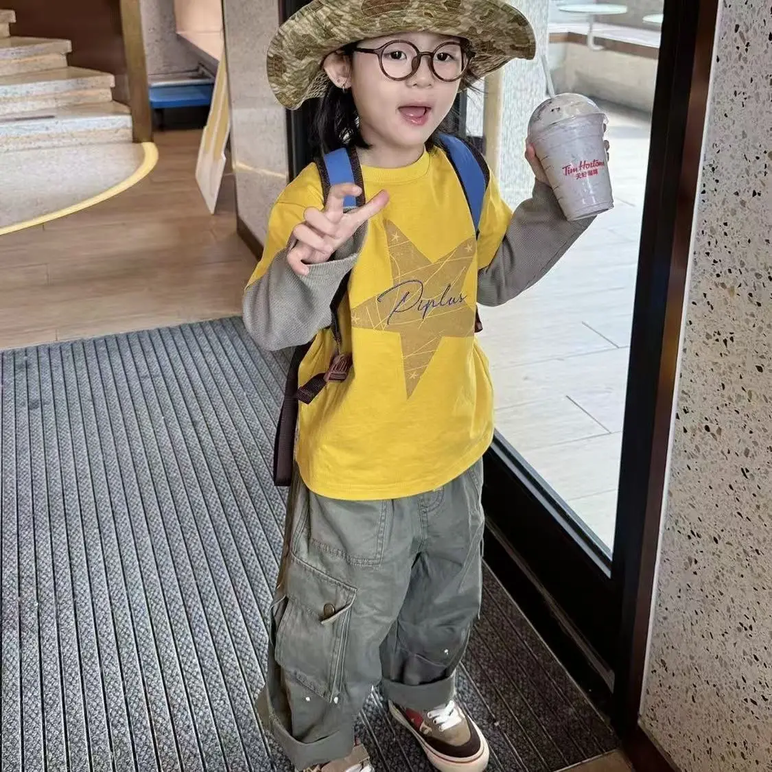 

Детская одежда 2026: Новая осенняя коллекция – модная желтая футболка с длинным рукавом и имитацией двухслойности с принтом звезд, зеленые рабочие брюки для мальчиков