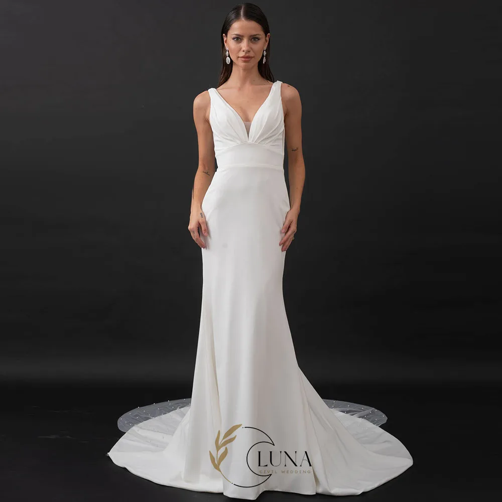 Luna Maßgeschneidertes Brautkleid mit Schleppe, Rückenfreies Hochzeitskleid, V-Ausschnitt, Ärmellos, Schlichtes Standesamt-Brautkleid 2026 Neu
