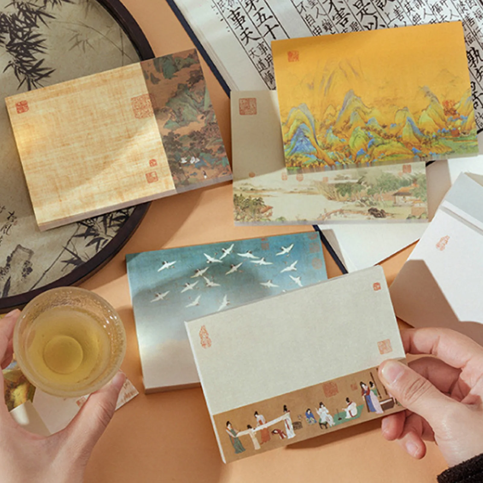 

Блокноты для скрапбукинга с классическим китайским пейзажным искусством: красочные и текстурированные, с рисунком в технике туши, на тему горного и водного пейзажа.