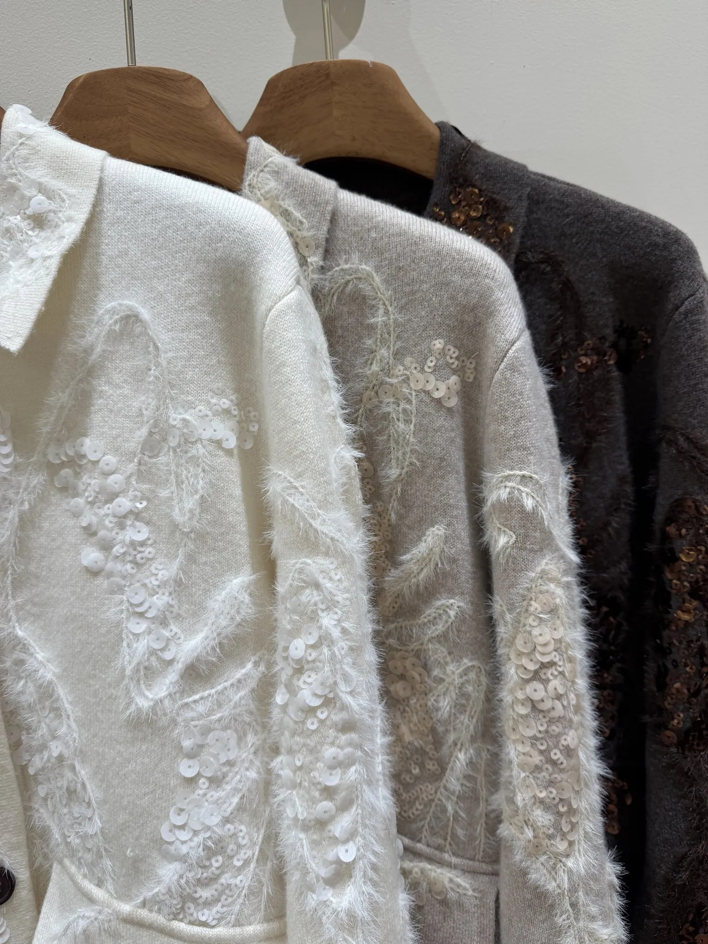 Women’s Sequin-Embroidered Jacket Set – New Fall/Winter 2026 Collection Available sizes: S, M, L | Colors: White, Apricot, Brown