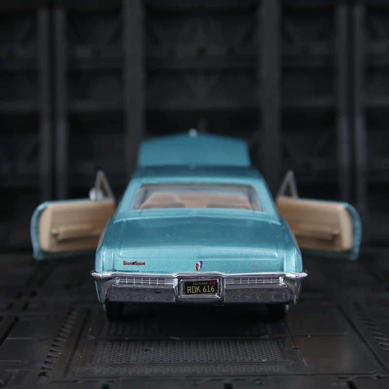 

Maisto 1:26 Simulation 1965 Buick Riviera Gran Sport alloy retro car model doors and hood can be opened suitable for collection
