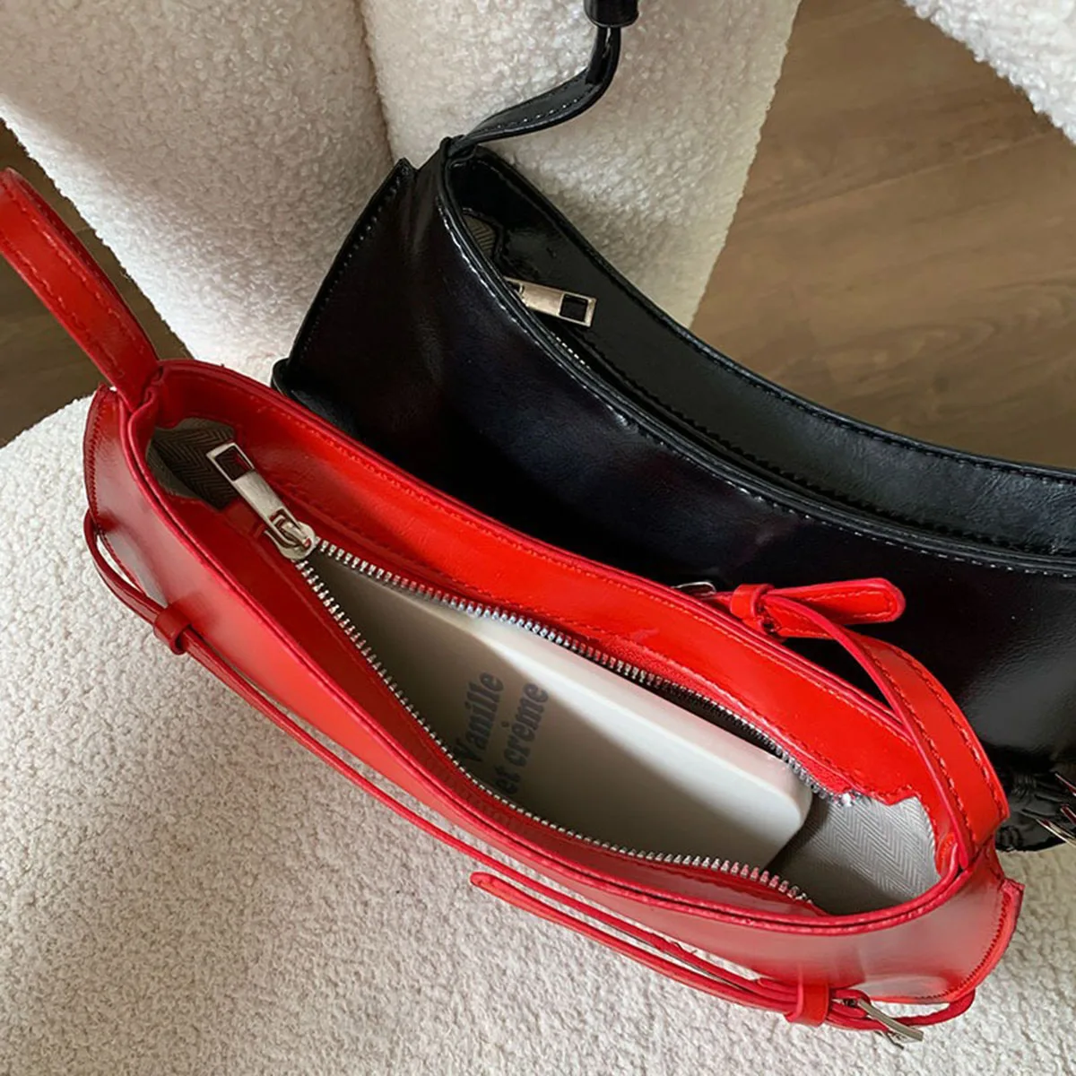 Ladies\' fashionable single-shoulder bag, retro baguette bag, high-end underarm bag, red wedding bag
