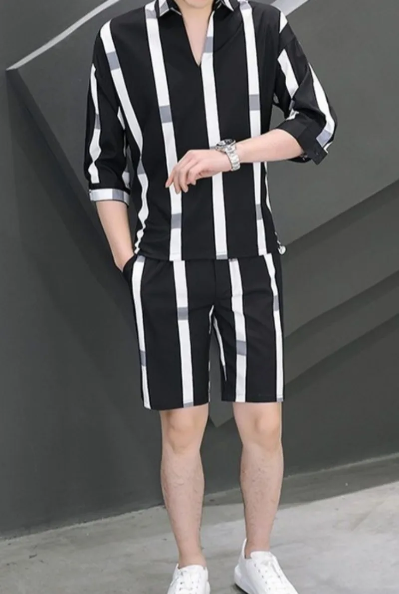 

Мужской летний комплект 2026: Новая модная футболка с коротким рукавом и полосатая рубашка свободного кроя, трендовый брендовый комплект из двух предметов