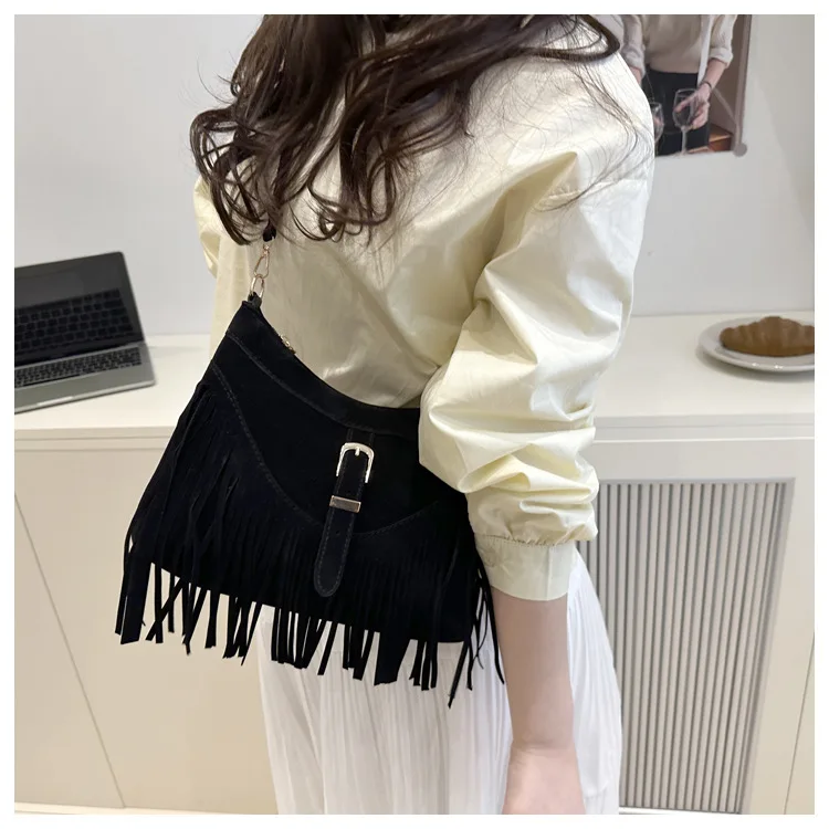 Wildleder-Umhängetaschen mit Fransen und Metallschnalle, verstellbarer Riemen, Halbmond-Umhängetasche im Western-Stil für Damen, für Reisen und den Alltag – Detail 12