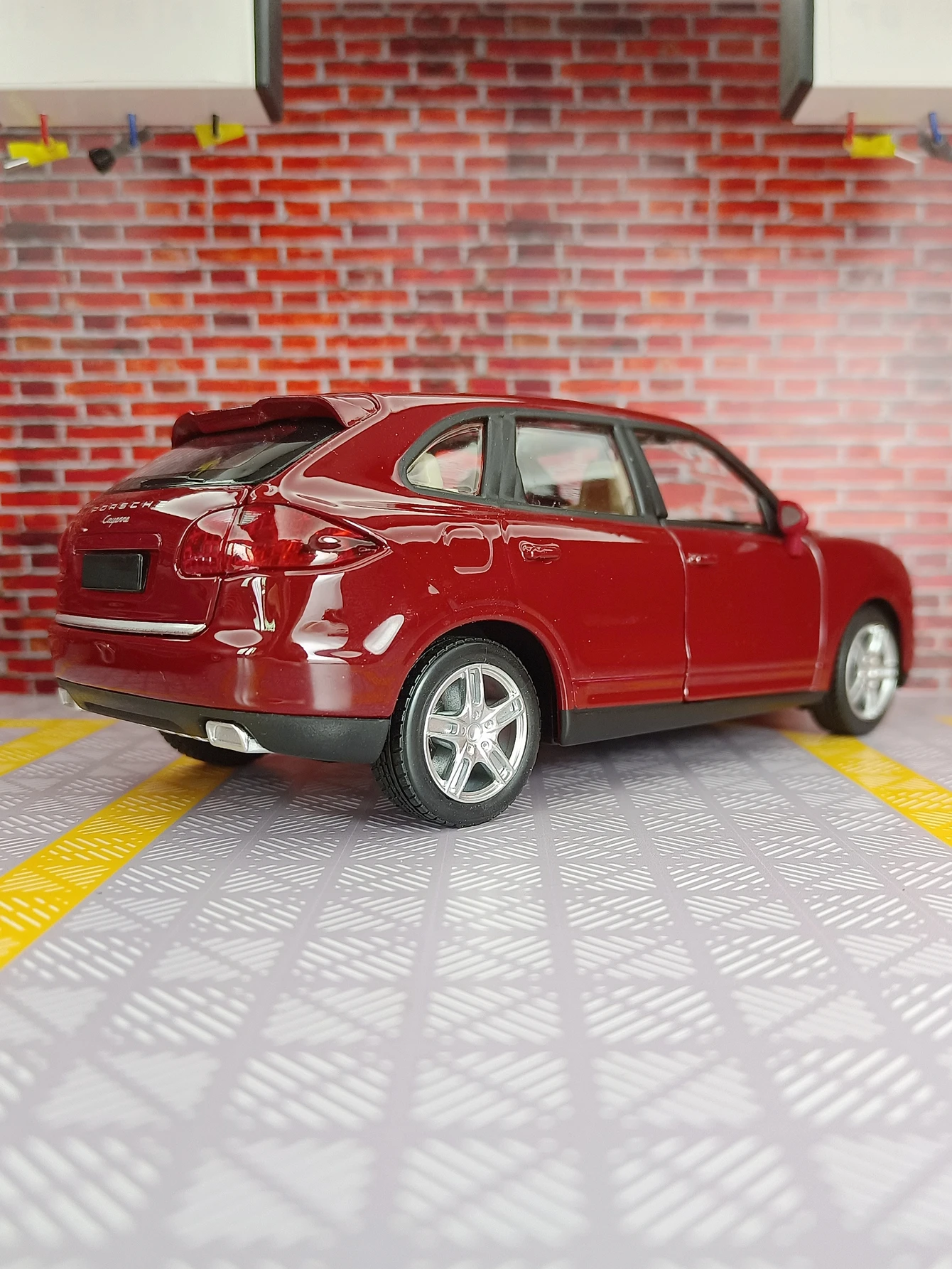 

Модель автомобиля из сплава Porsche Cayenne 1:24, дверь и капот может открыть имеет имитационные функции звука и освещения, богатые детали.